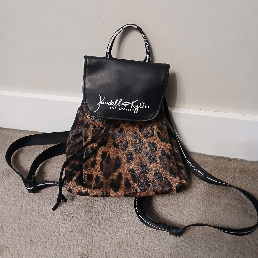 🤯 2/$15 Kendall & Kylie Los Angeles Cheetah Print Small Bucket Bag